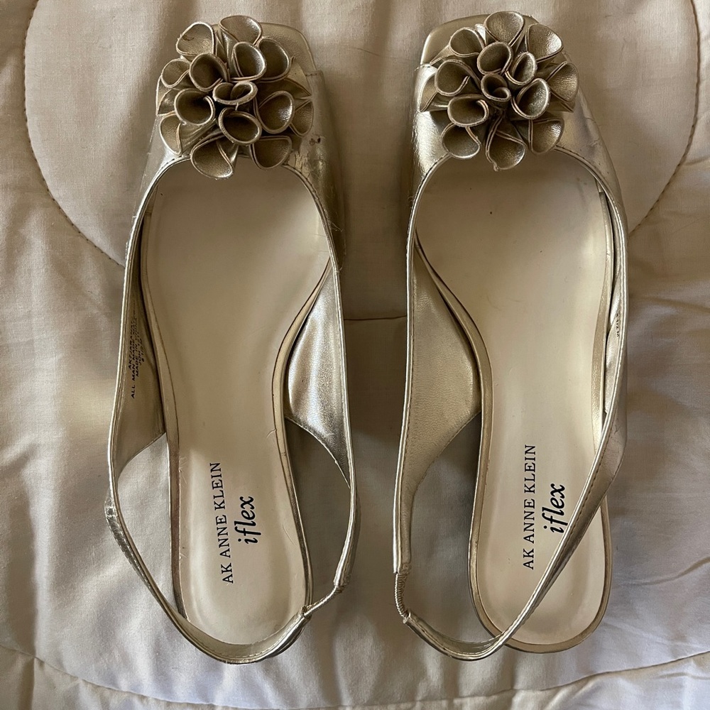 Anne Klein Women's Gold Floral Heels